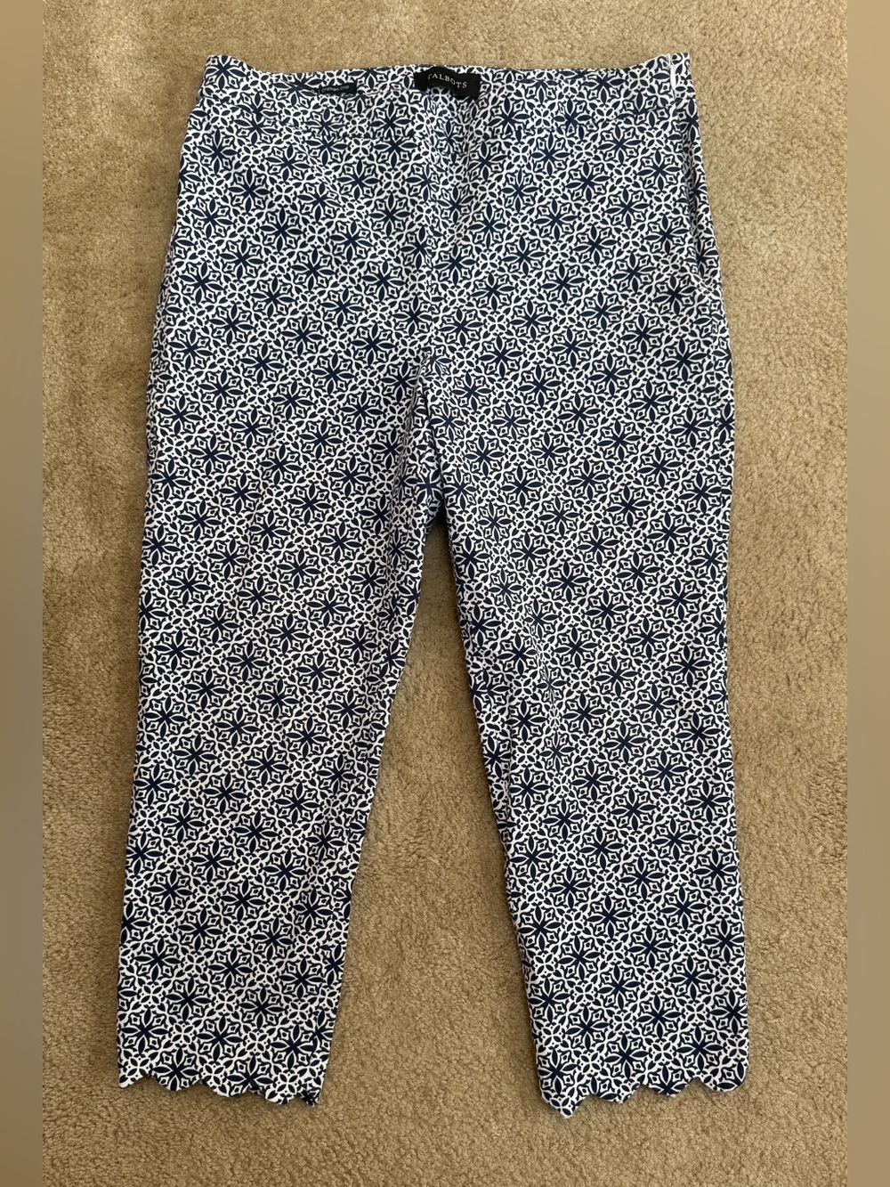 Talbots Sz 10 Navy and White Cropped Patterned Pants with scalloped bottom.